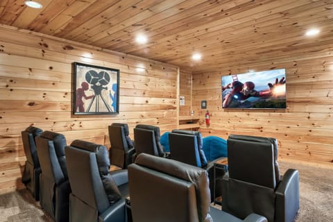 Communal lounge/ TV room, TV and multimedia, Seating area, Evening entertainment