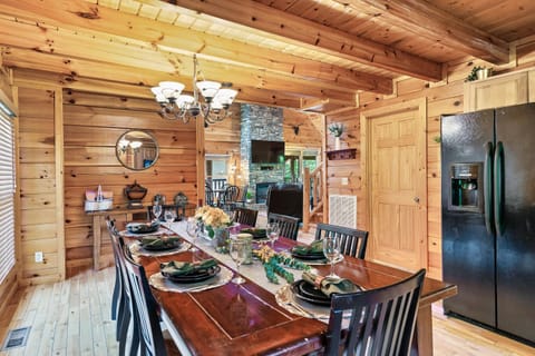Getaway Cabin, 360 Deck, Theater, HotTub, Mins to PF Haus in Pigeon Forge