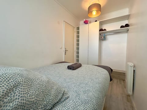 Bed, Photo of the whole room, Bedroom, wardrobe