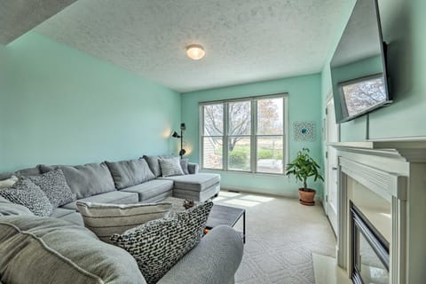 Bright, Beautiful Manistee Condo Near Beach and Pool Copropriété in Manistee