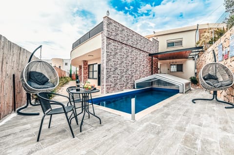 Anil's house - מתחם צימרים עם בריכה מקורה ומחוממת Zimmer with heated swimming pool bednbreakfast in Haifa District