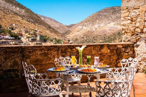 Day, Natural landscape, Balcony/Terrace, Decorative detail, Dining area, Mountain view