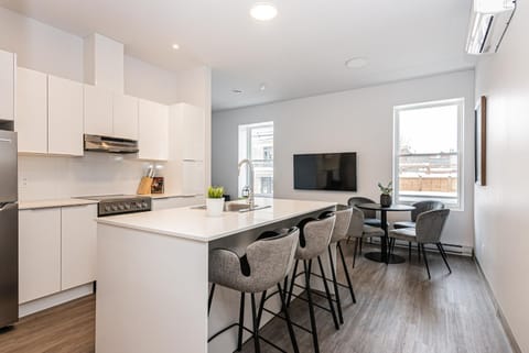 Stylish & Fun 1 Bedroom Apartment in Le Plateau by Den Stays Copropriété in Laval