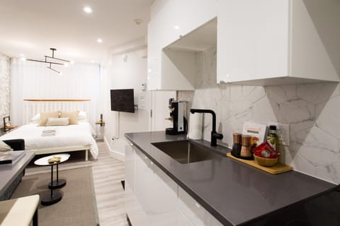16 Studio Apartment-Hotel in Little Italy by Den Stays Condo in Laval