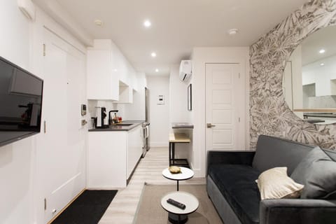 16 Studio Apartment-Hotel in Little Italy by Den Stays Eigentumswohnung in Laval