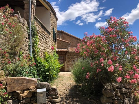 Maison de hameau avec vue imprenable et piscine House in Auvergne-Rhône-Alpes