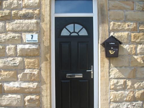 Pomfret House, in Burnley Central, Ideal for Contractors with Free Parking and Wifi House in Burnley