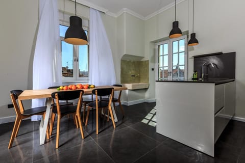 Kitchen or kitchenette, Dining area