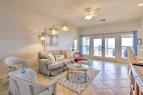 Beachfront Galveston Getaway with Deck and Views! Haus in Hitchcock
