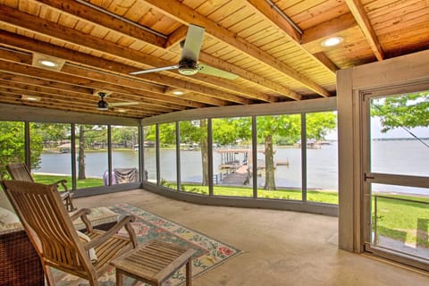 Upscale Lakefront Texas Home Private Dock and Decks Casa in Cedar Creek Reservoir