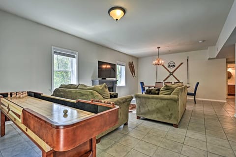 Slopeside Serenity Mountain Condo Steps to Lift Appartement in Pennsylvania