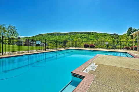 Slopeside Serenity Mountain Condo Steps to Lift Appartement in Pennsylvania