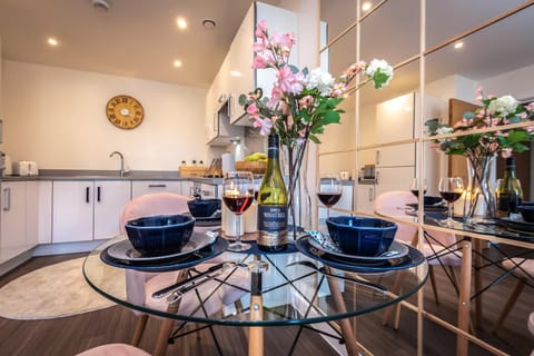 Kitchen or kitchenette, Dining area