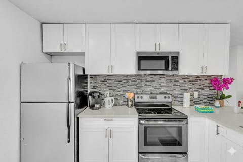 Modern 2br Near Aventura Mall & Sunny Beach House in Hallandale Beach