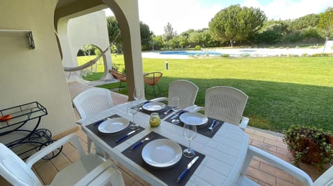 Superb apartment with patio and direct access to pool Apartment in Alvor