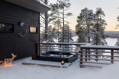 Property building, Day, Natural landscape, Winter, Hot Tub, View (from property/room), Balcony/Terrace, Spa and wellness centre/facilities, Lake view, Mountain view