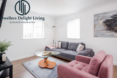 Dwellers Delight Living Ltd Serviced Accommodation Charming 3 Bedroom Flat, Chafford Hundred, Grays with Free Parking & Wifi Condo in Grays