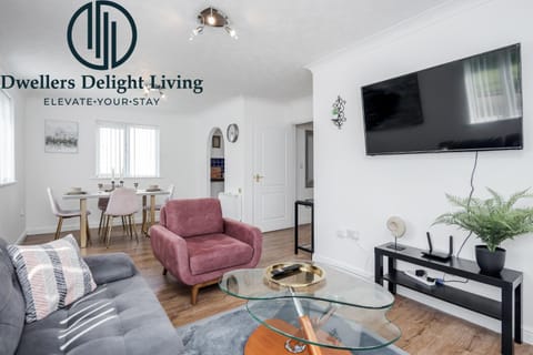 Dwellers Delight Living Ltd Serviced Accommodation Charming 3 Bedroom Flat, Chafford Hundred, Grays with Free Parking & Wifi Condominio in Grays