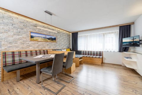 TV and multimedia, Kitchen or kitchenette, Living room, Seating area, Dining area