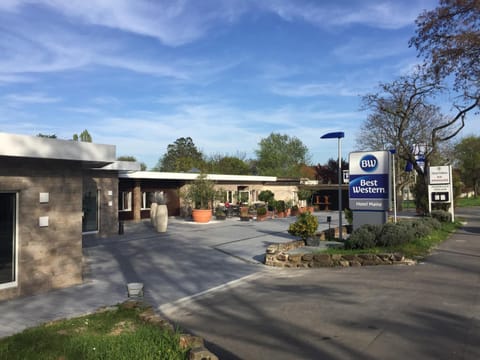 Property building, Facade/entrance, Spring, Property logo or sign, On site