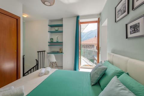 Bed, Bedroom, Mountain view