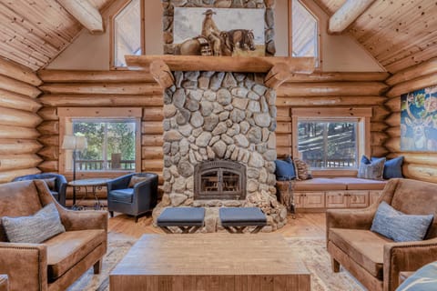 Log Cabin Estate - Falcon Ridge House in Truckee