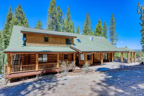 Log Cabin Estate - Falcon Ridge House in Truckee