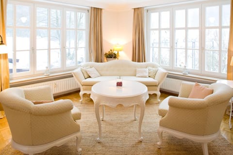 Photo of the whole room, Decorative detail