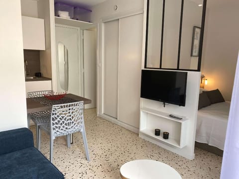 Charmant T1 avec balcon, climatisation, et parking - Face Parc Charles de Gaulle - Balaruc-les-Bains - FR-1-553-147 Apartment in Balaruc-les-Bains