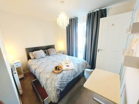 3 GUEST ROOMS IN A 3-BED HOUSE, FULL KITCHEN, SMART TV in all rooms, ENSUITE, KETLEY, TELFORD Bed and Breakfast in Telford