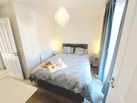 3 GUEST ROOMS IN A 3-BED HOUSE, FULL KITCHEN, SMART TV in all rooms, ENSUITE, KETLEY, TELFORD Bed and Breakfast in Telford