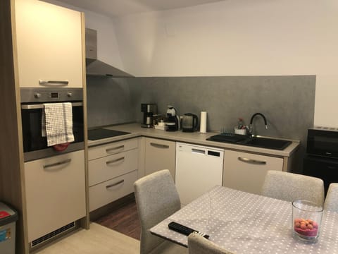 Coffee/tea facilities, Kitchen or kitchenette, Dining area, dishwasher, oven, stove