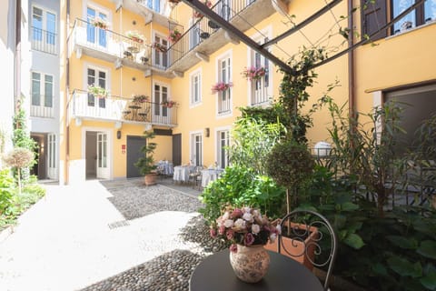Property building, Patio, Spring, Day, Garden, Balcony/Terrace, Balcony/Terrace, Decorative detail, Decorative detail, Garden view