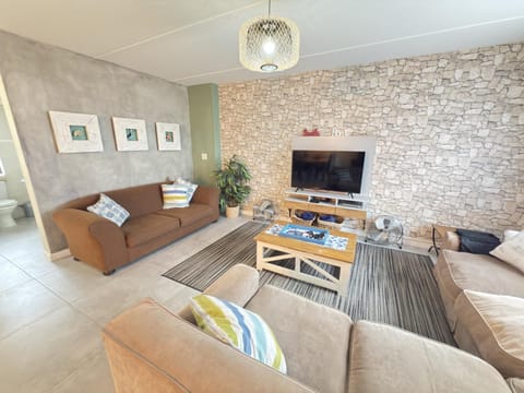 Communal lounge/ TV room, TV and multimedia, Living room, Seating area