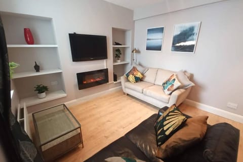 Communal lounge/ TV room, TV and multimedia, Living room, Seating area, Evening entertainment