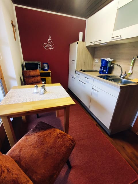 Coffee/tea facilities, Kitchen or kitchenette, Dining area, minibar, stove