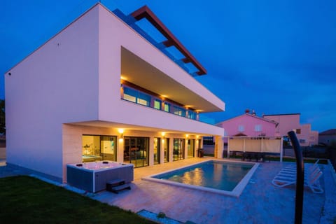 Property building, Facade/entrance, Off site
