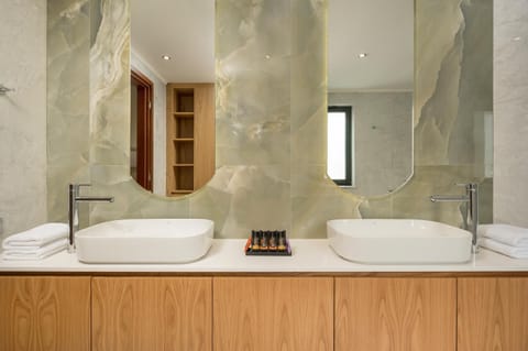 Bathroom, Decorative detail, towels