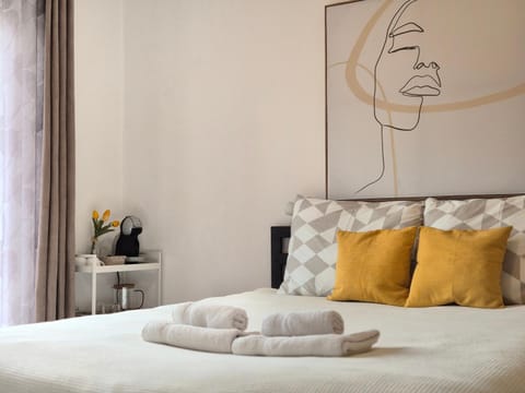 Bed, Bedroom, towels