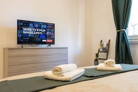 Bed, TV and multimedia, Bedroom