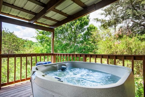 Bear Claw Cove - hot tub, jacuzzi, fireplace, view Haus in Sevierville