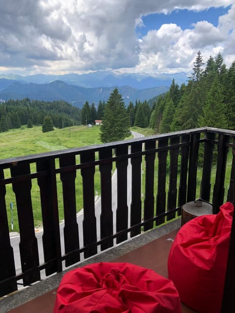 View (from property/room), Balcony/Terrace, Mountain view