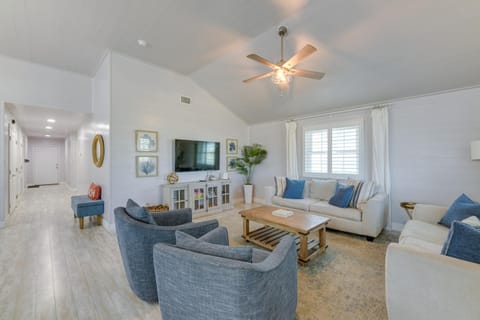 Trendy Beach House with Private Pool and Deck! Casa in Port Aransas