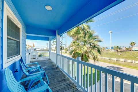 Trendy Beach House with Private Pool and Deck! Haus in Port Aransas
