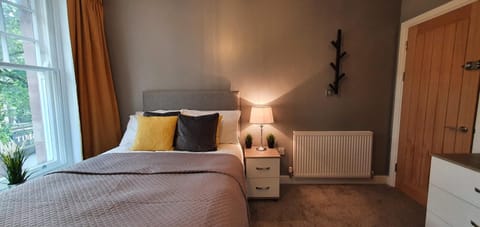 Darwin Stays - Service Accommodation in Newcastle under Lyme City Centre Apartment hotel in Newcastle-under-Lyme