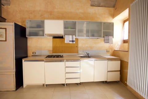 Kitchen or kitchenette, minibar, stove