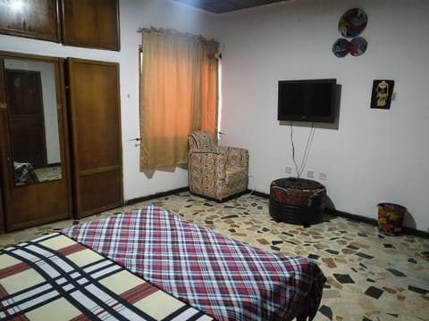 TV and multimedia, Seating area, Bedroom