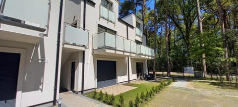 Property building, Patio, Facade/entrance, Garden