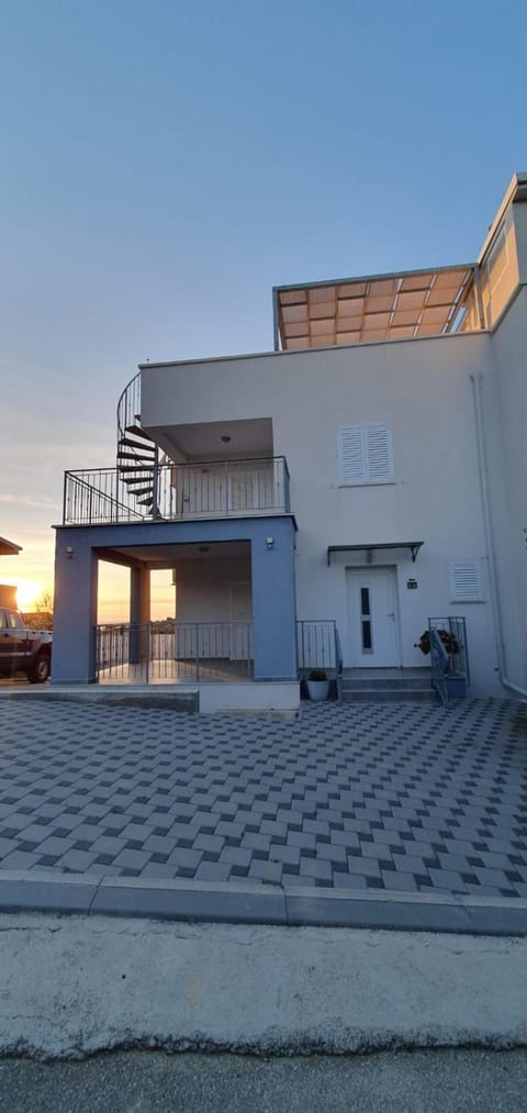 Property building, Facade/entrance, Day, Sunset