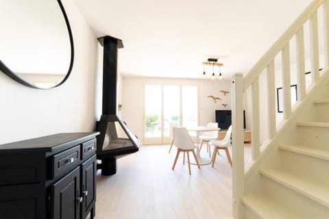 TV and multimedia, Living room, Seating area, Dining area